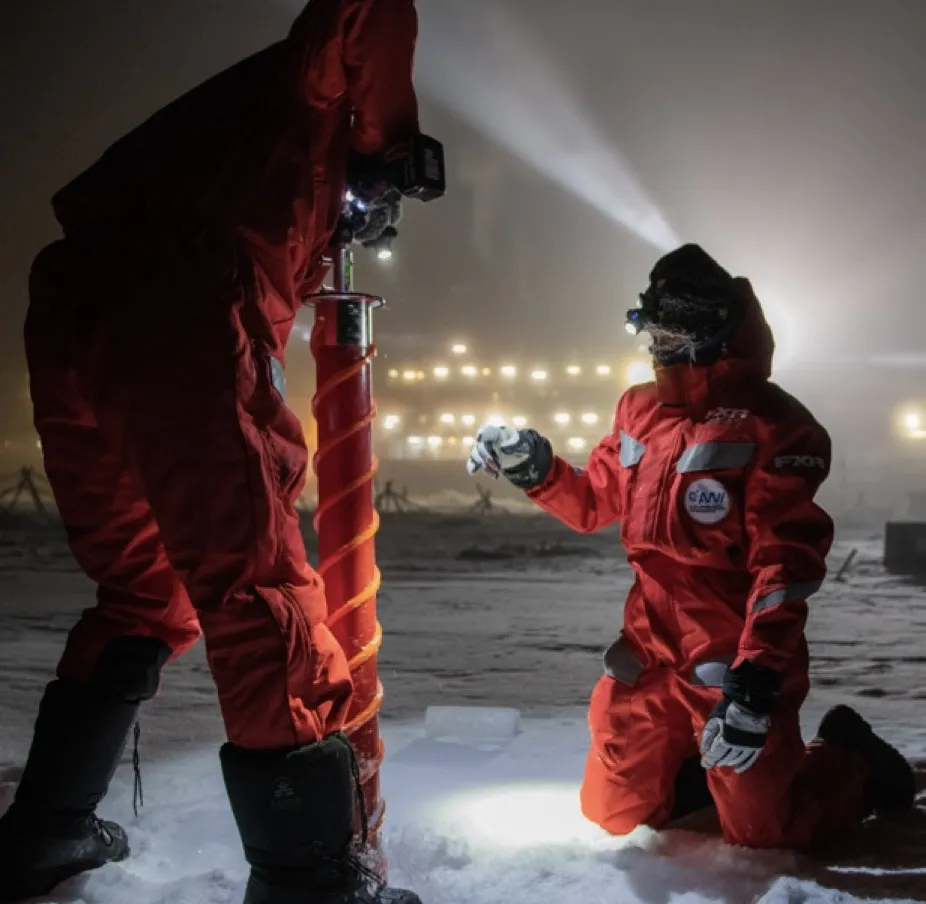 Polar Forscher mit Eisbohrung